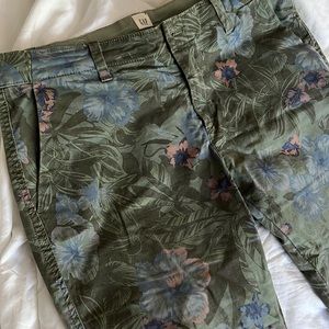 Gap girlfriend Chino. Size 4. Dark green tropical print.